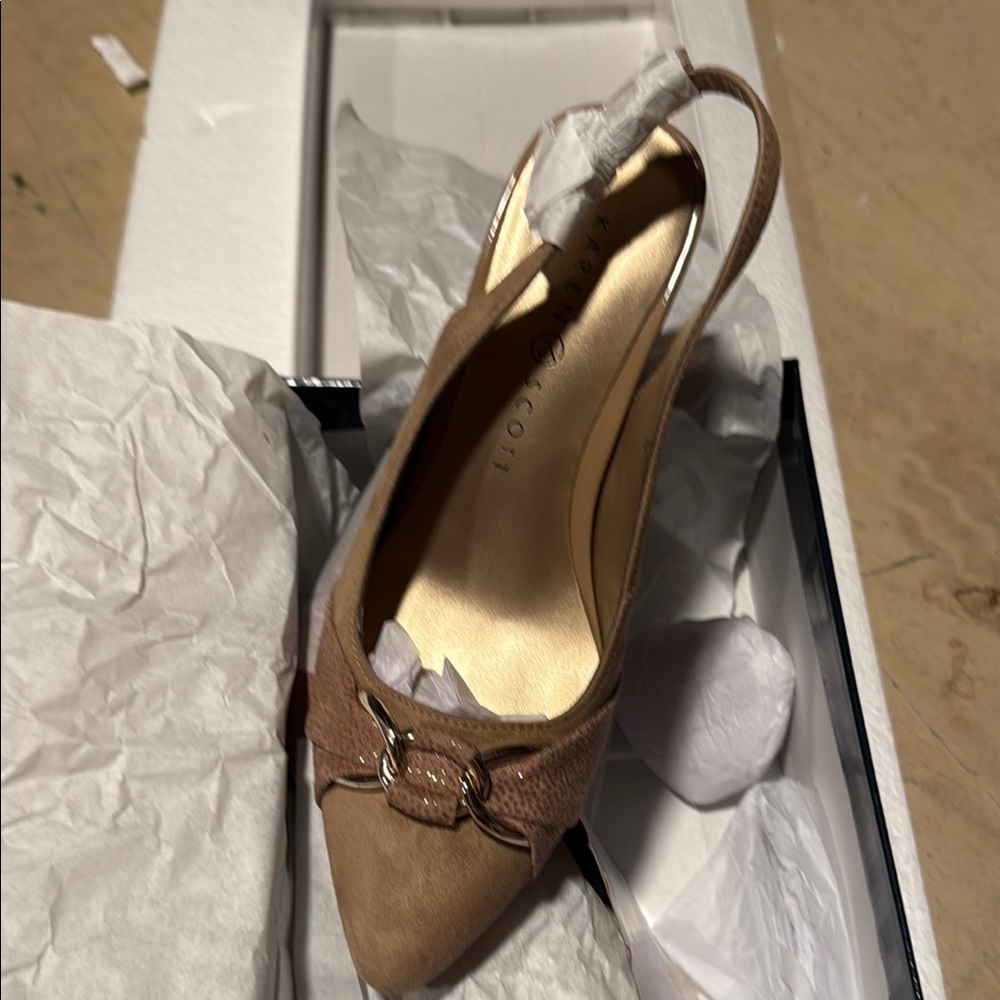 BNWT Karen Scott suede Tan and Gold Heels